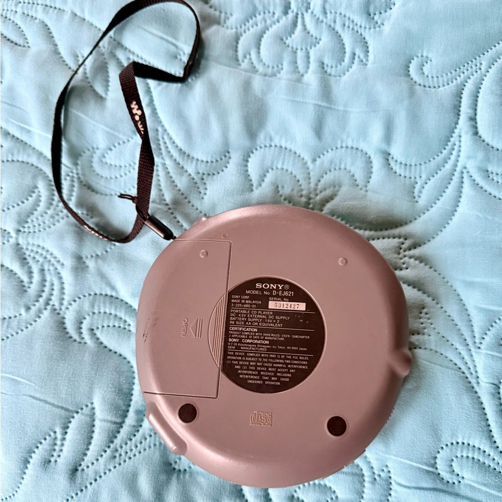 Vintage 😎 Sony Silver CD Walkman for music, skip-free tech & retro design!! 💿 🎶 - Picture 2 of 2